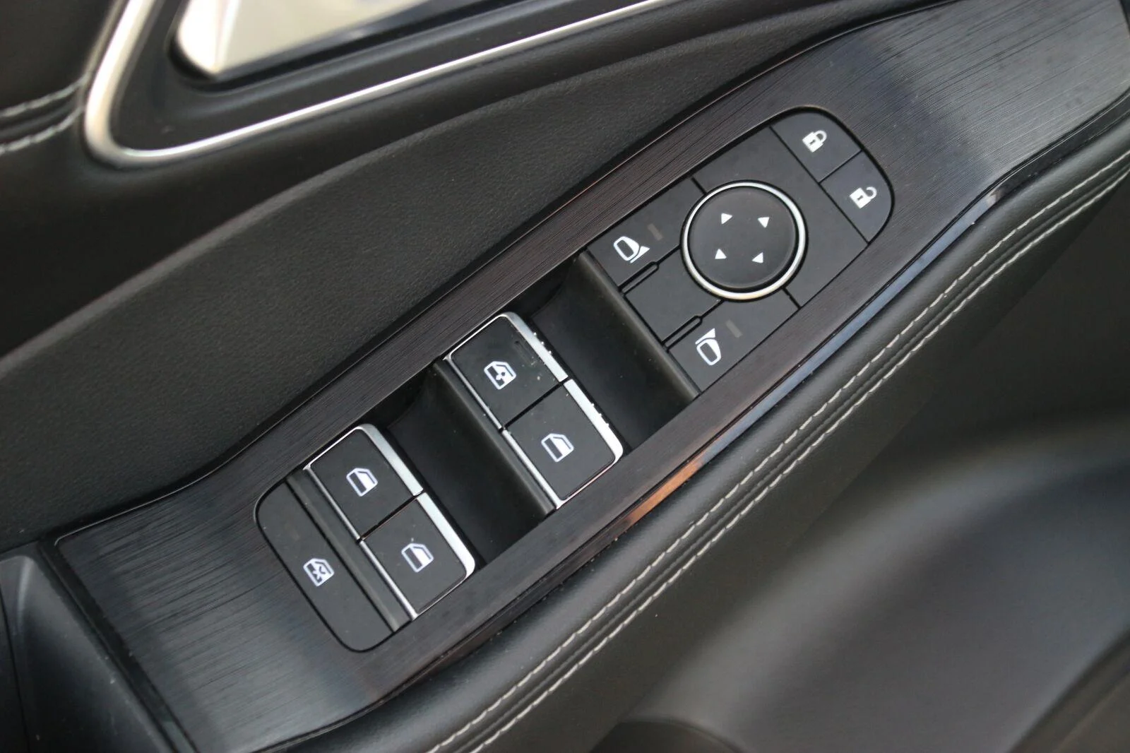 Used 2022 Gold Nissan Platinum image 15
