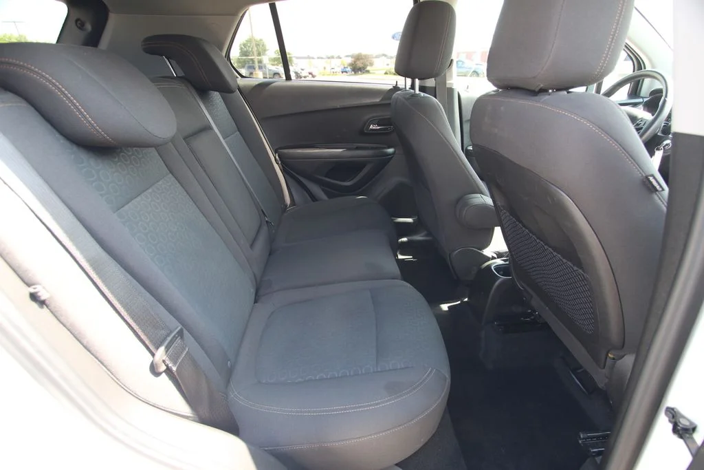 Used 2022 White Chevrolet LS image 9