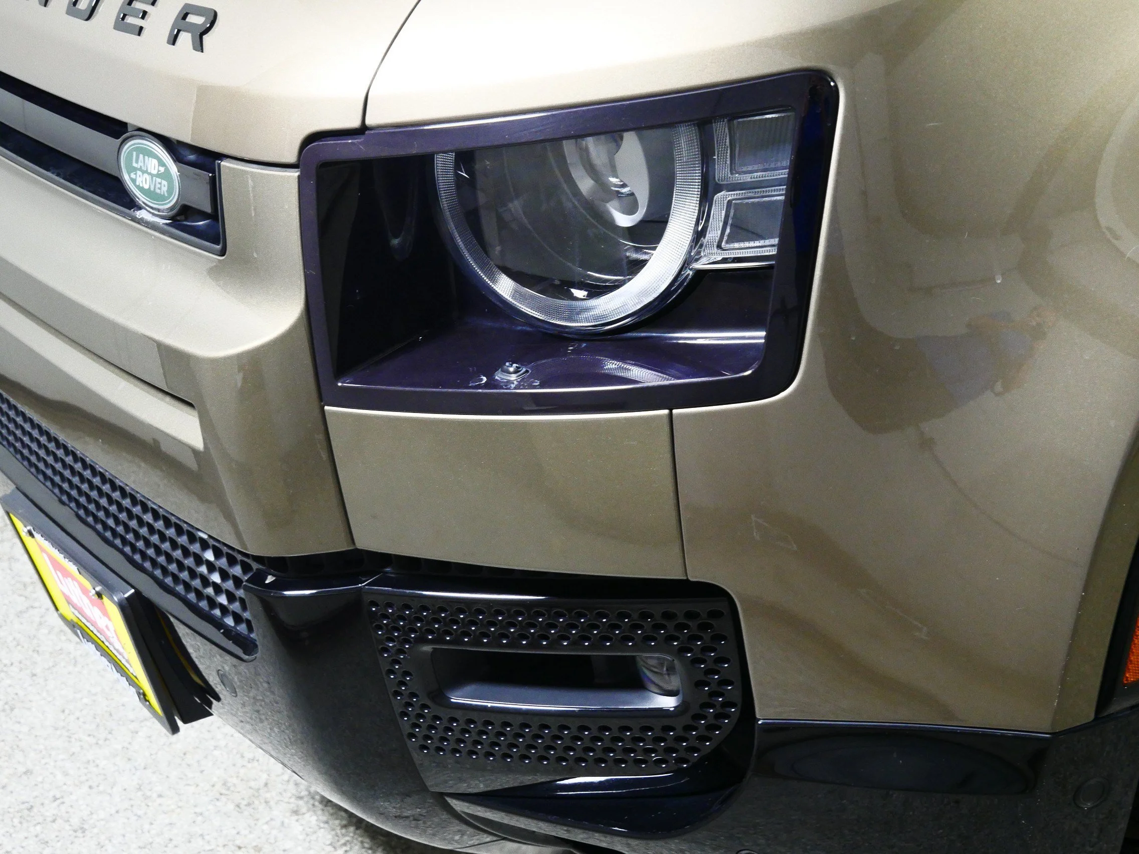Used 2024 BRONZE Land Rover X-Dynamic SE image 16