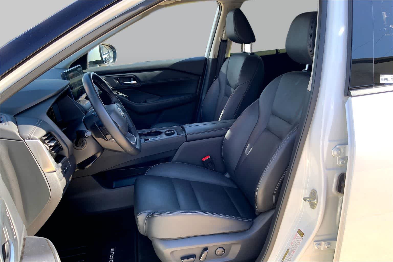 Used 2025 Everest White Pearl Nissan SL image 7
