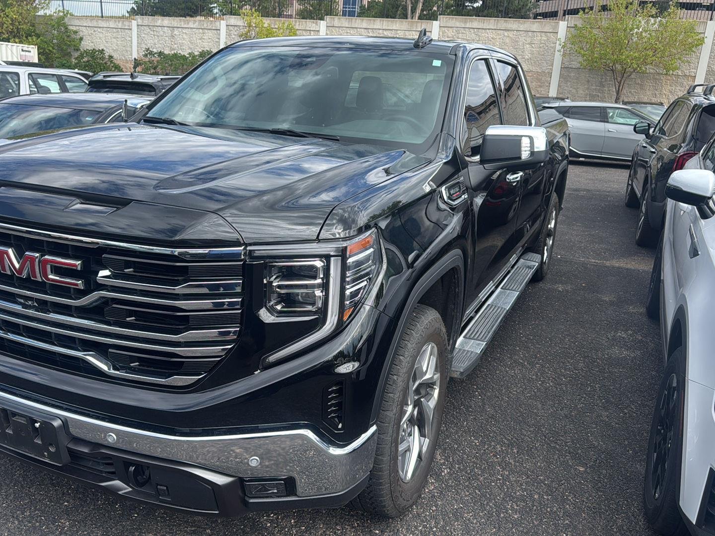 Used 2025 Onyx Black GMC SLT image 3