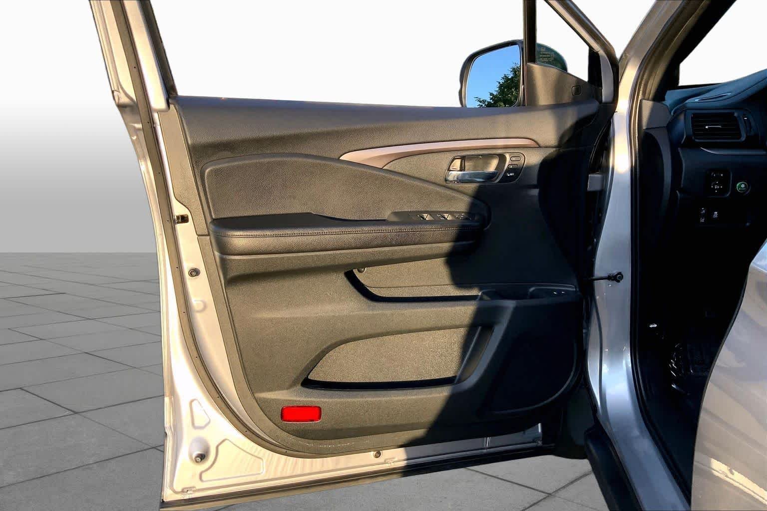 Used 2019 Lunar Silver Metallic Honda EX-L image 22