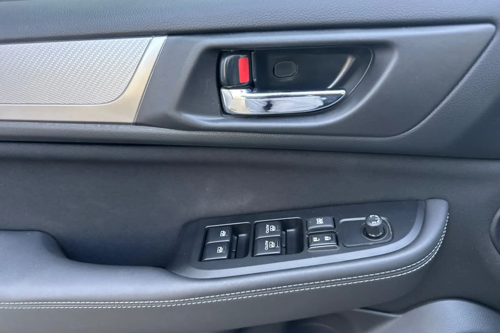 Used 2018 Twilight Blue Metallic Subaru Premium image 10