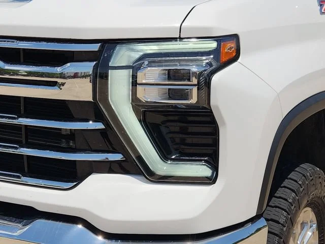 Used 2025 Summit White Chevrolet LTZ image 9