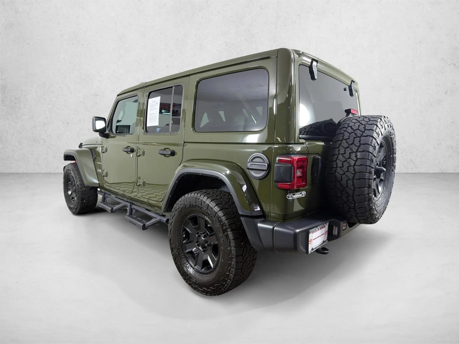 Used 2024 Green Jeep Sahara image 5