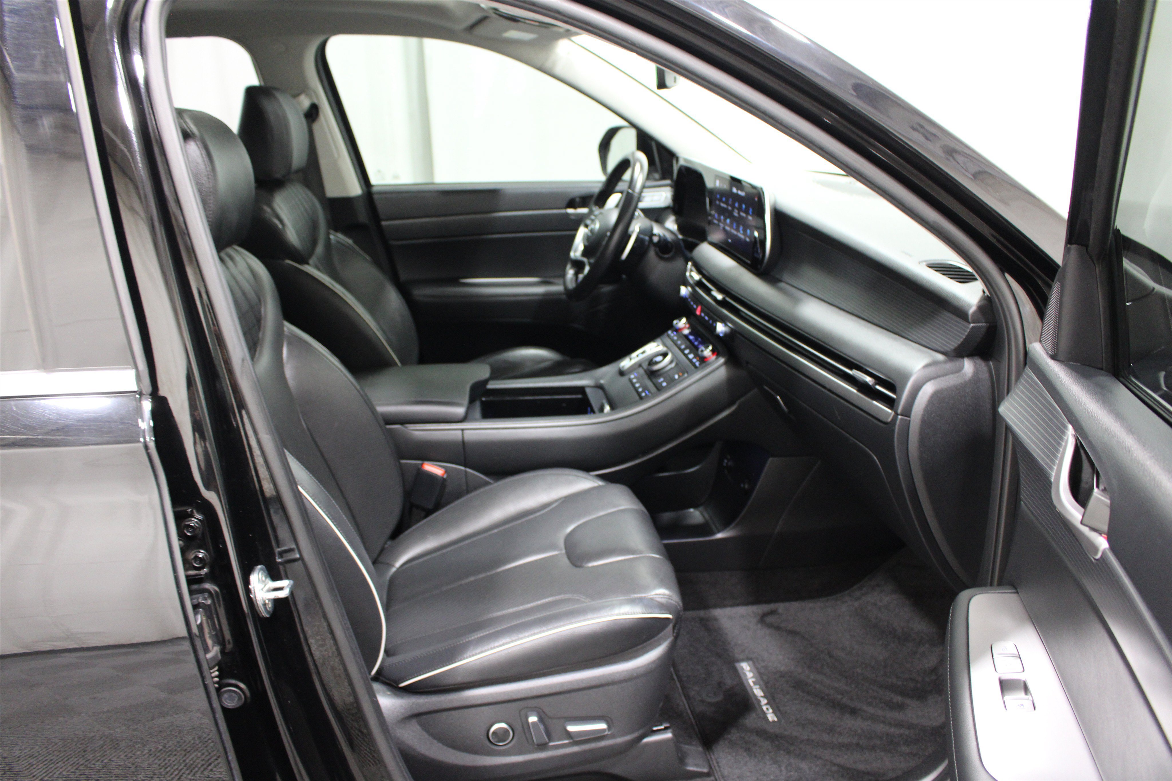 Used 2023 Abyss Black Pearl Hyundai Limited image 30