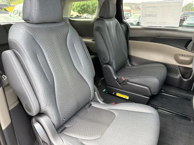 2027 Kia Carnival LX - Photo 22