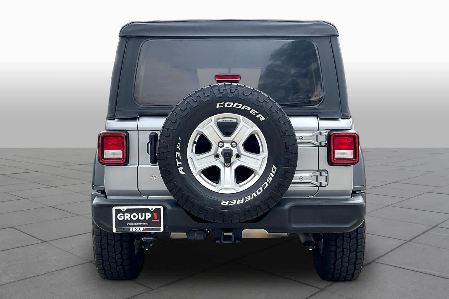 Used 2018 Billet Silver Metallic Clearcoat Jeep Sport S image 5