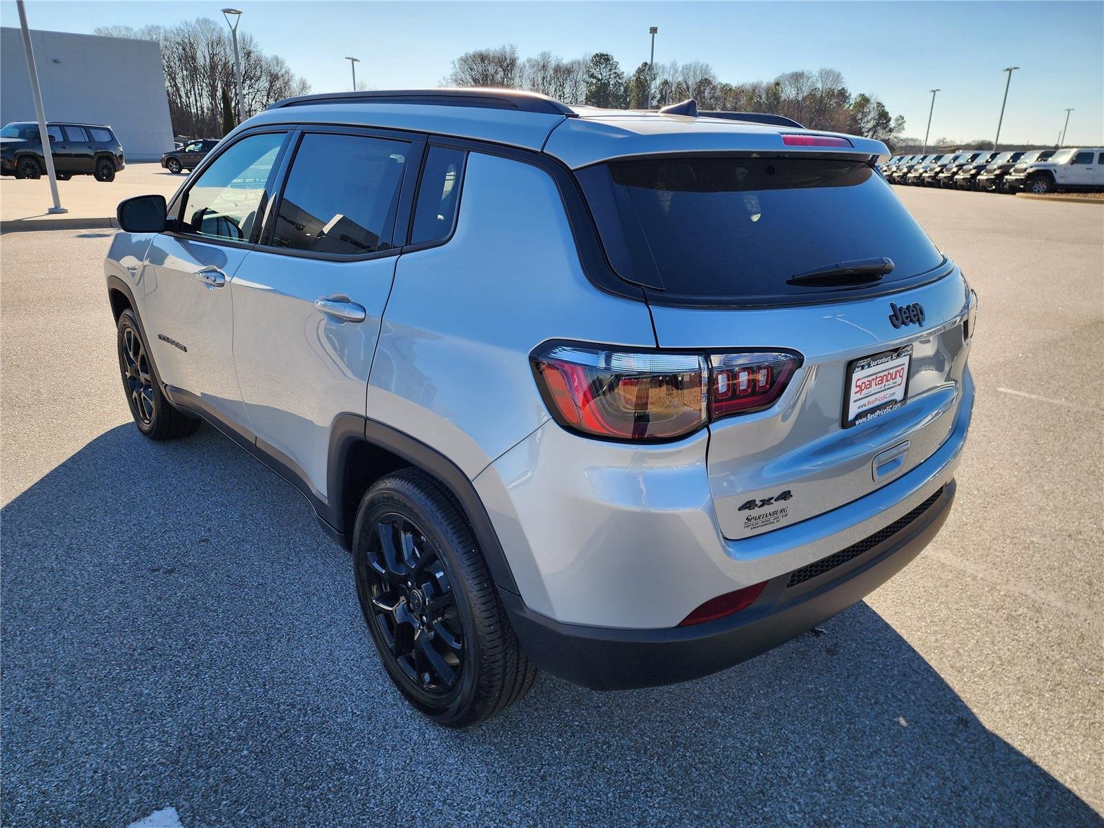 New 2026 Silver Zynith Metallic Clear-Coat Exterior Paint Jeep Latitude Altitude image 4