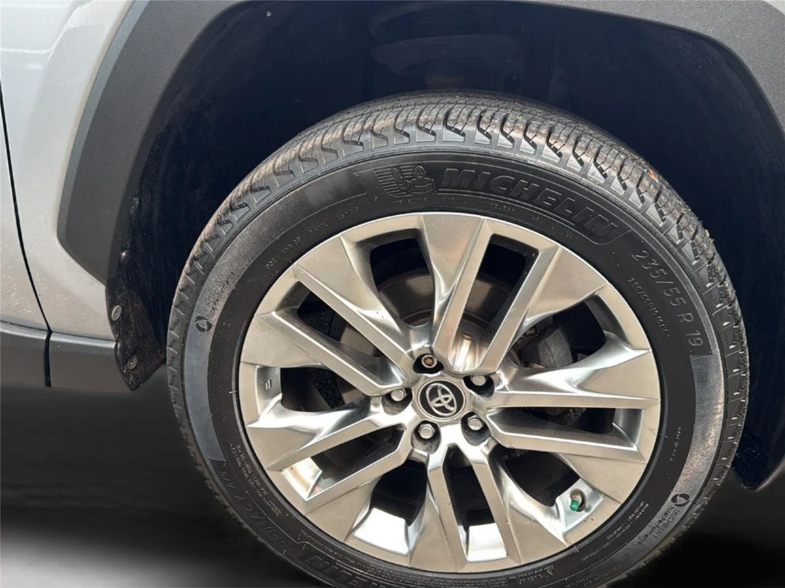 Used 2019 Silver Sky Metallic Toyota XLE Premium image 28
