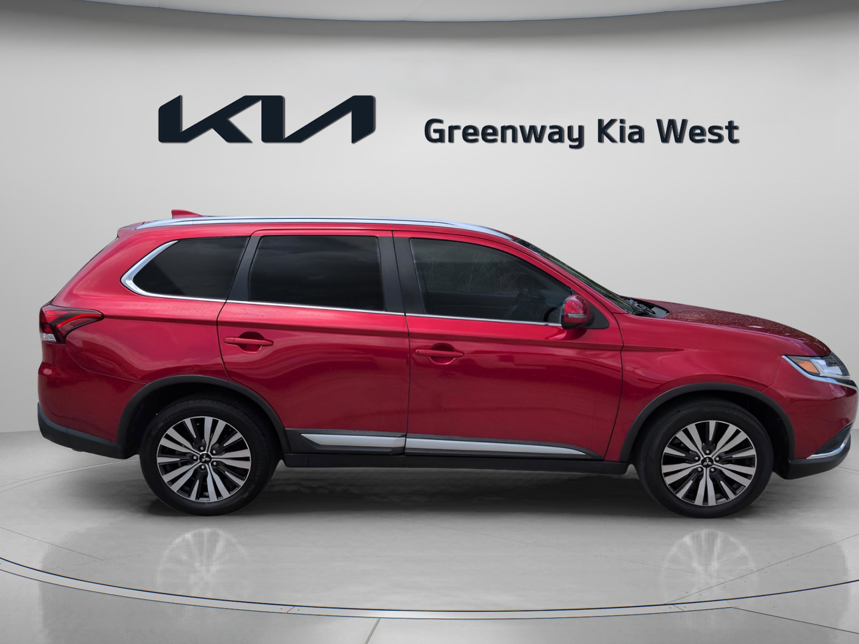 Used 2020 Red Diamond Mitsubishi SE image 9