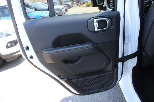 Used 2025 White Jeep Sahara image 22