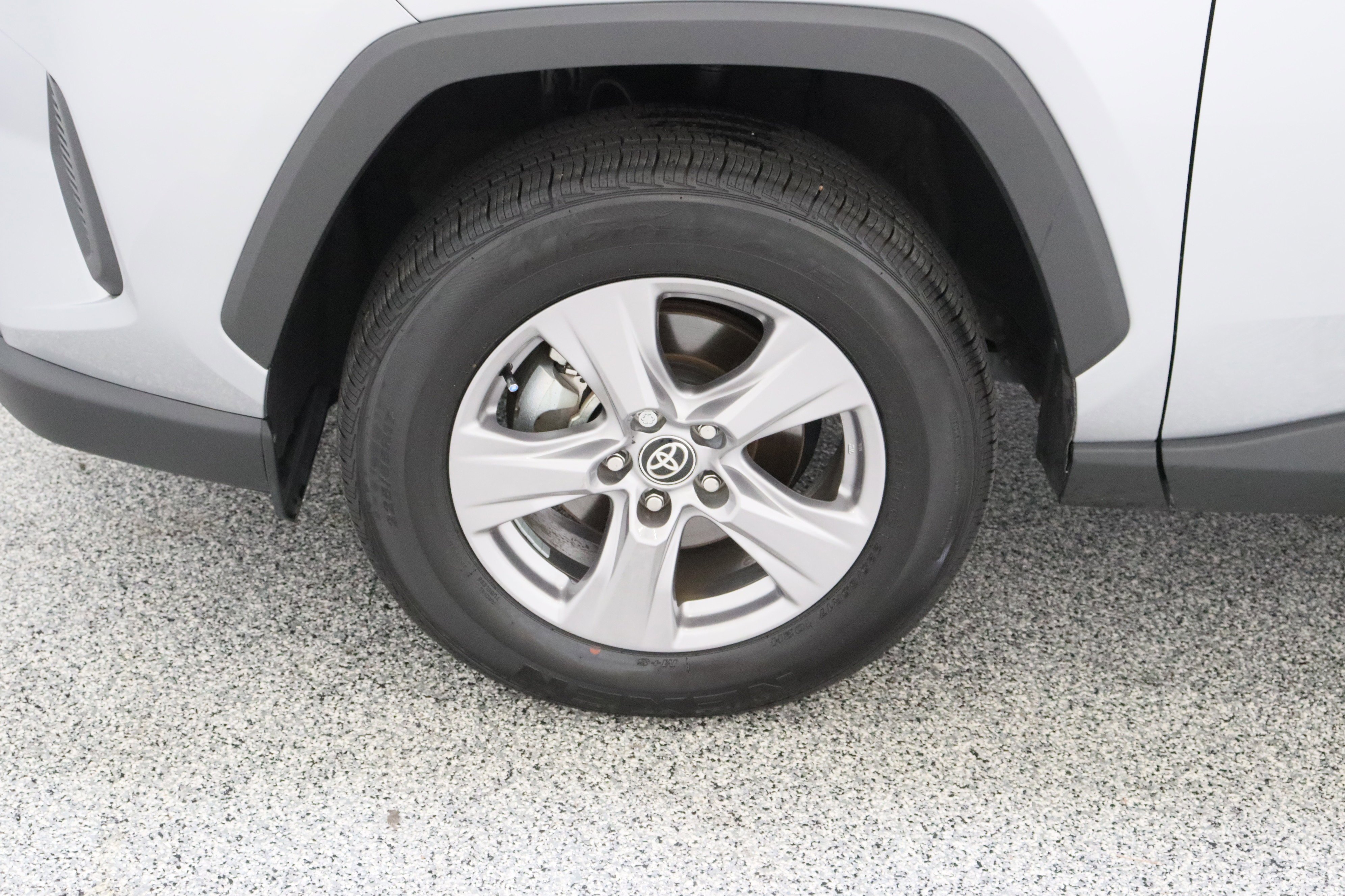 Used 2025 Silver Sky Metallic Toyota XLE 2.5L image 11