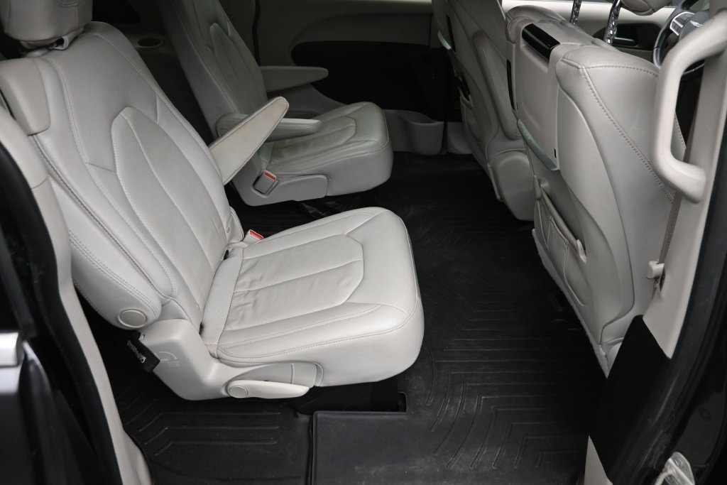 Used 2018 Gray Chrysler Touring L Plus image 10