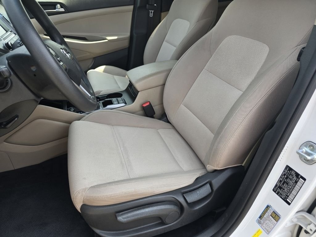 Used 2018 White Hyundai SE image 22