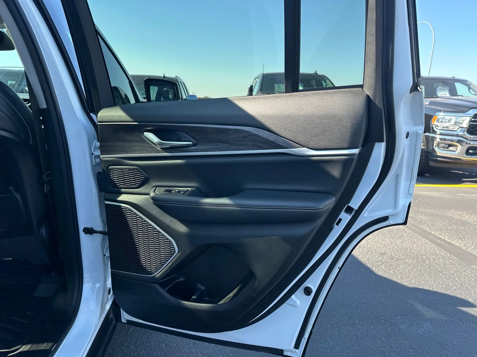 Used 2022 White Jeep 4xe image 33