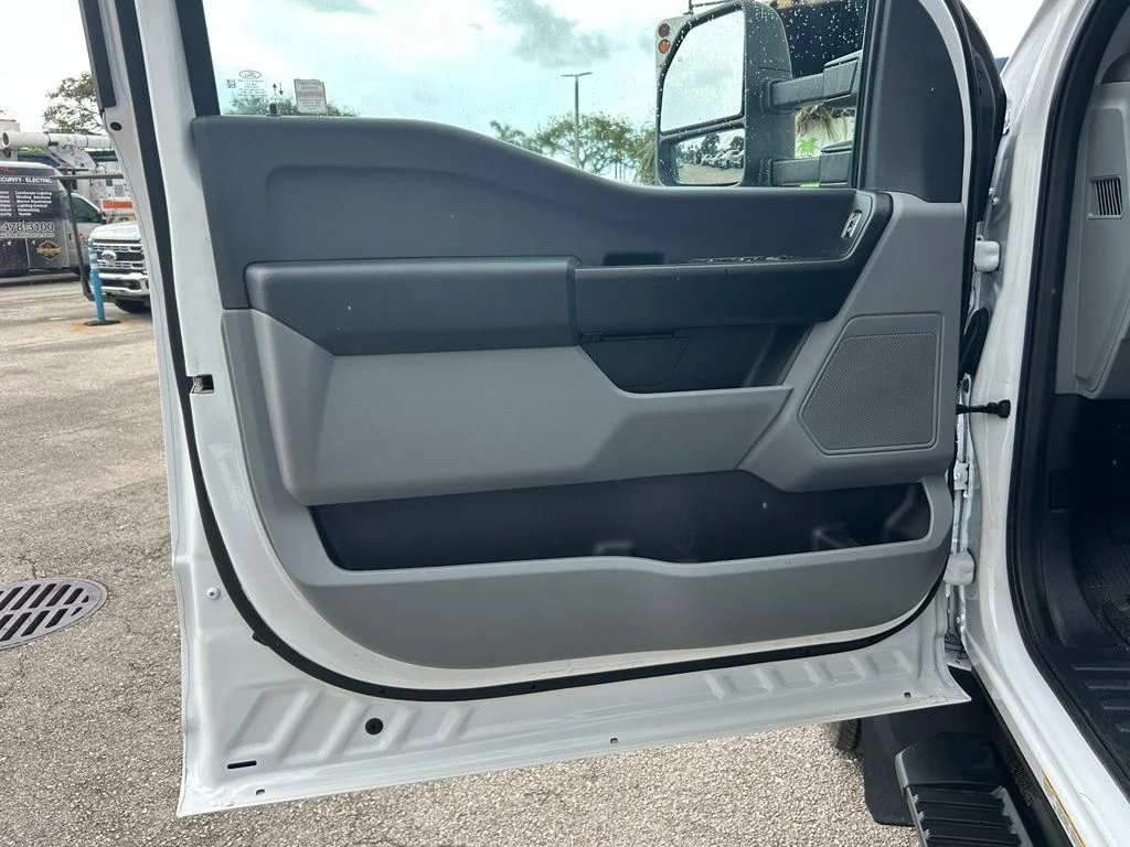 Used 2025 Oxford White Ford XL image 38