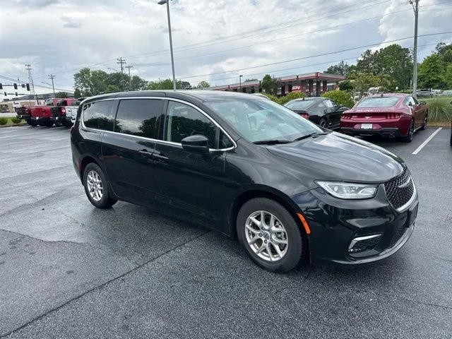 2023 Chrysler Pacifica Touring L's photo