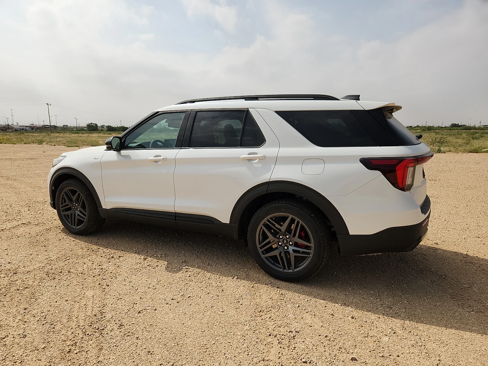 New 2026 Star White Metallic Tri-Coat Ford ST-Line image 4