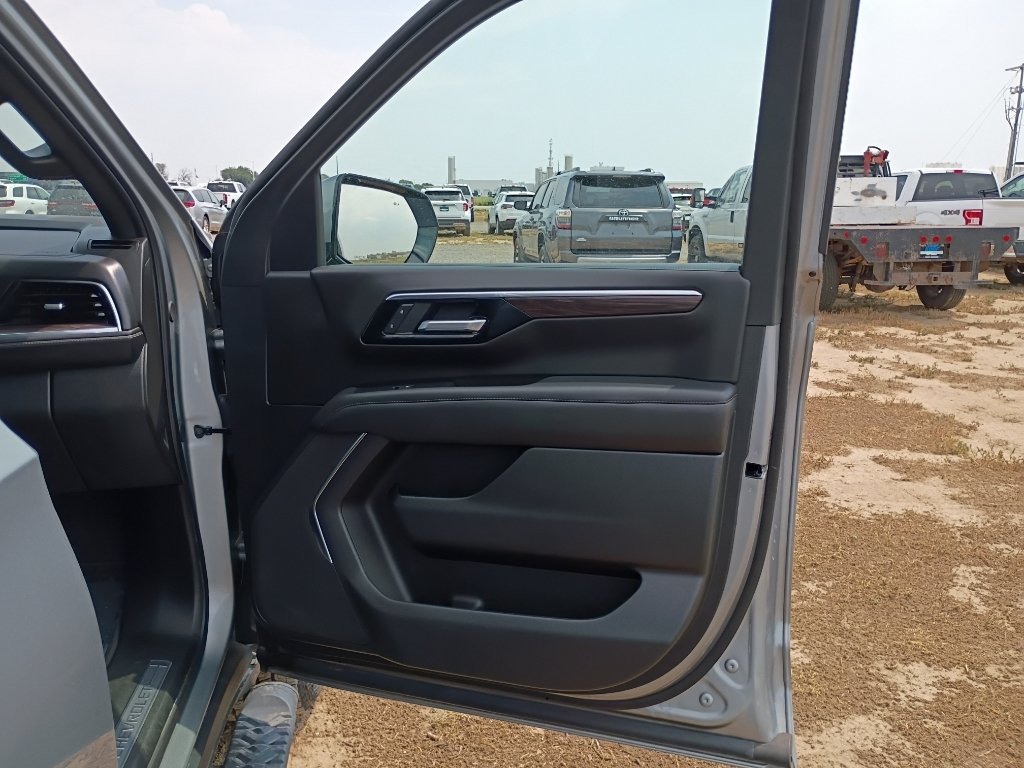 Used 2025 Gray Chevrolet Z71 image 9