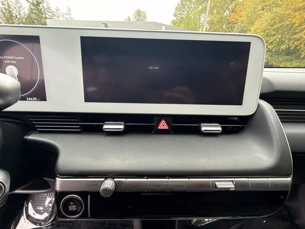 Used 2024 Atlas White Hyundai SEL image 12