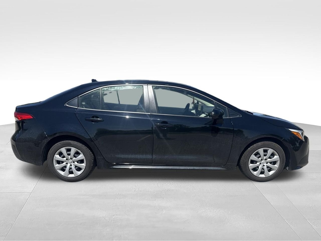 Used 2023  Toyota LE image 3