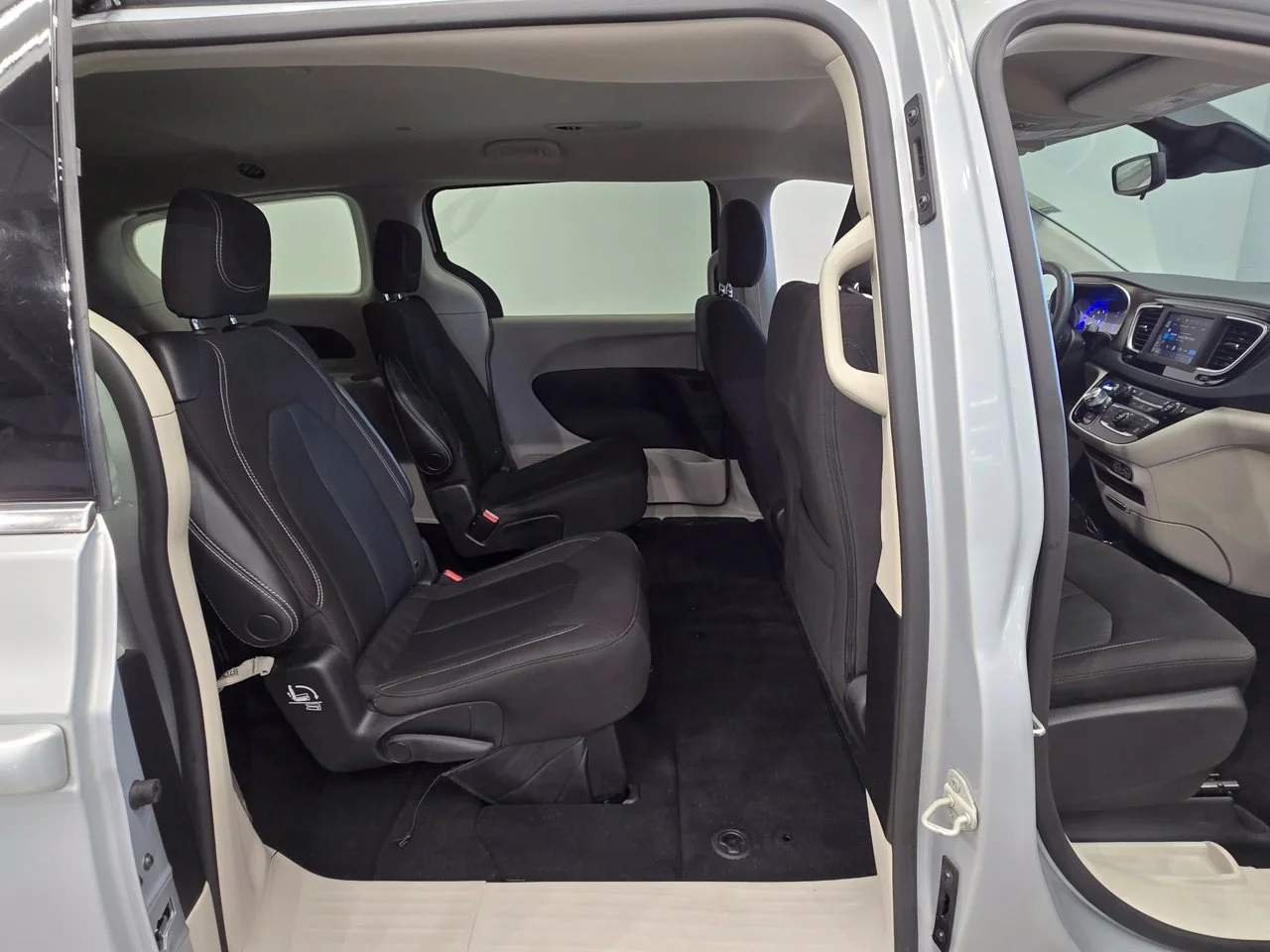 Used 2023 Silver Mist Clearcoat Chrysler LX image 9
