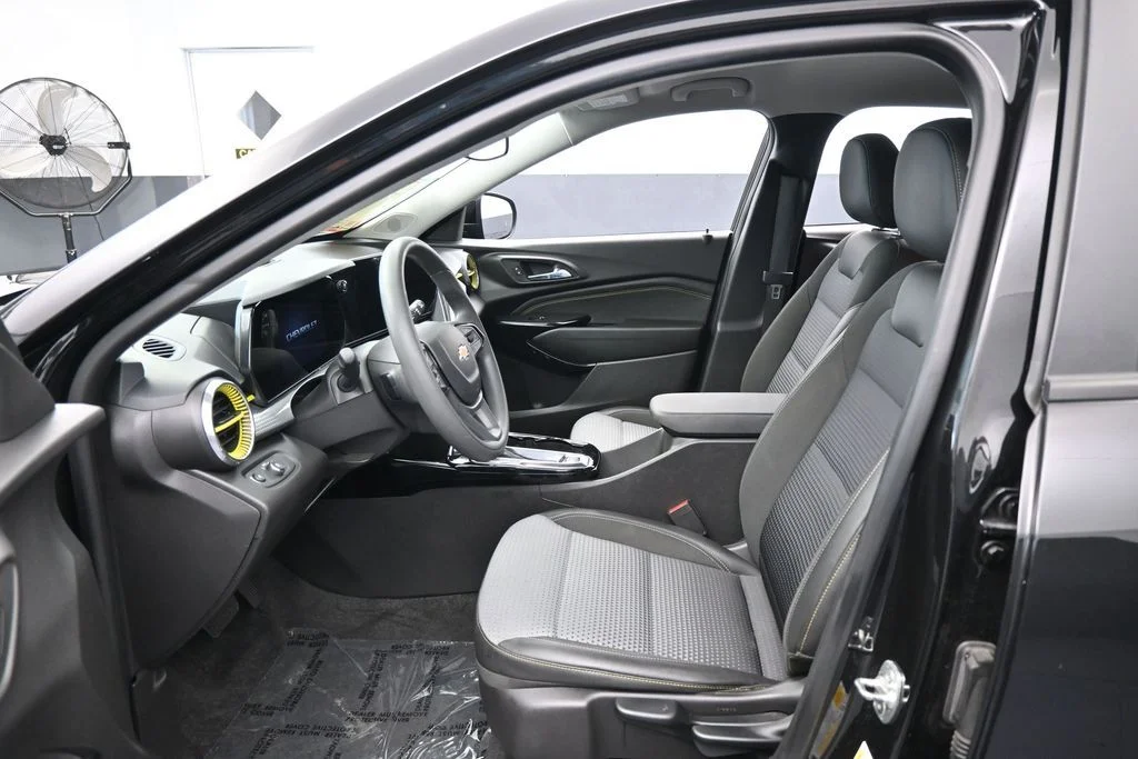 Used 2025 Mosaic Black Metallic Chevrolet LT image 9