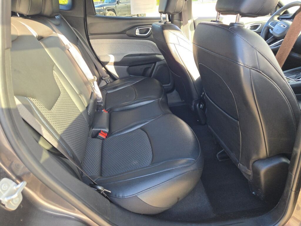 Used 2024  Jeep Latitude image 9