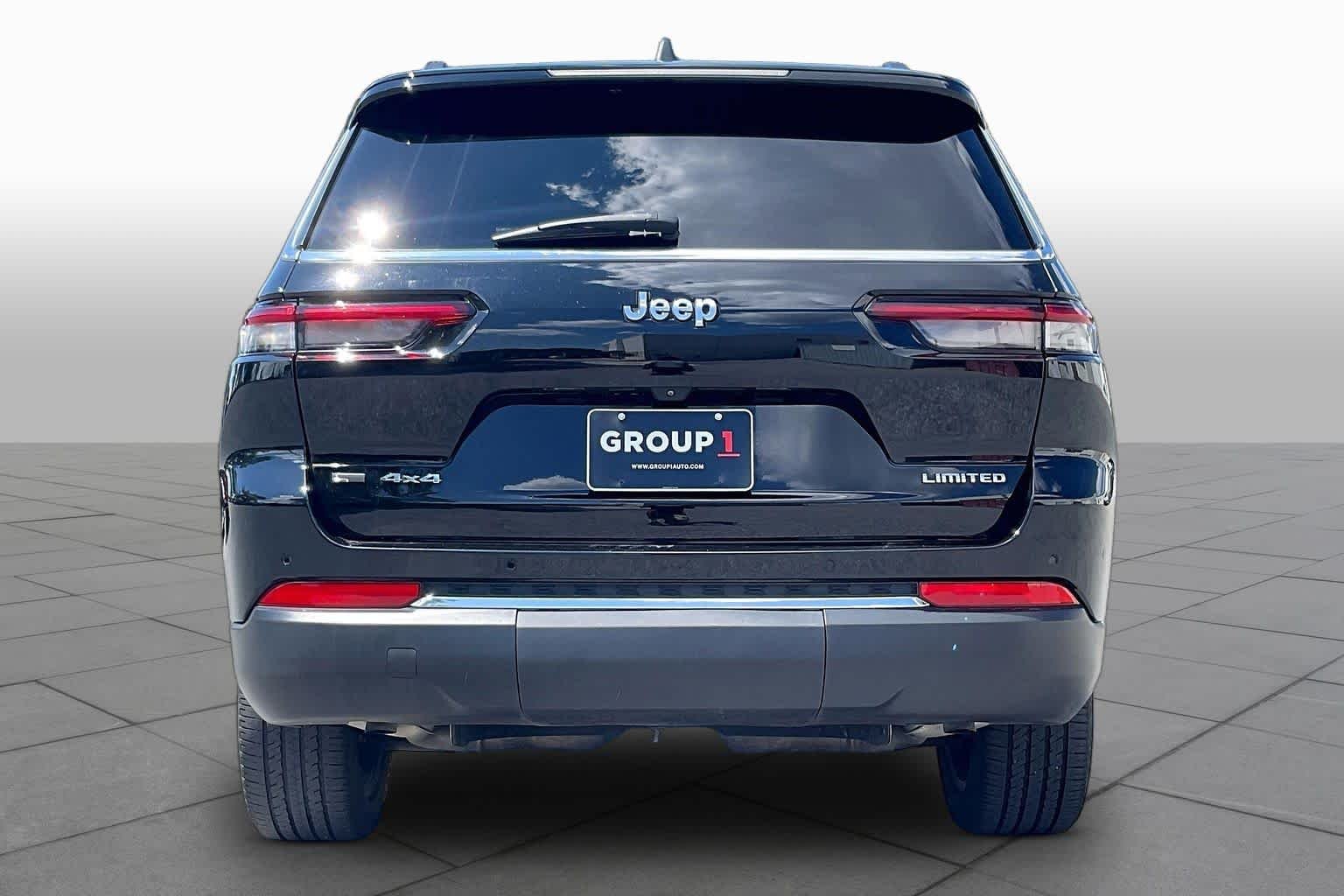 Used 2022 Diamond Black Crystal Pearlcoat Jeep Limited image 4