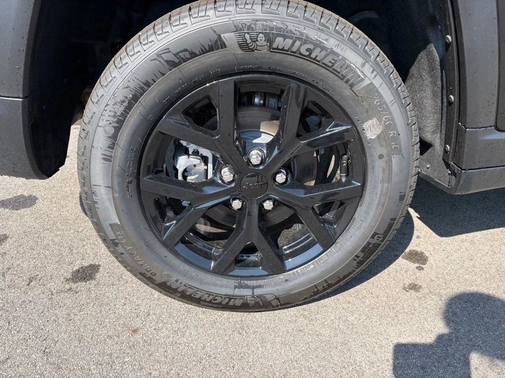 New 2026 Diamond Black Crystal Pearl-Coat Exterior Paint Jeep Altitude image 32
