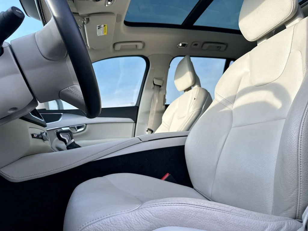 Used 2021 White Volvo T5 Momentum image 8