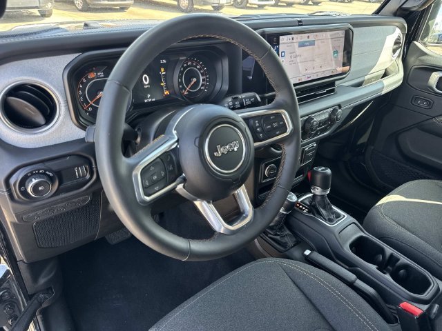 Used 2025 Black Jeep Sahara image 39