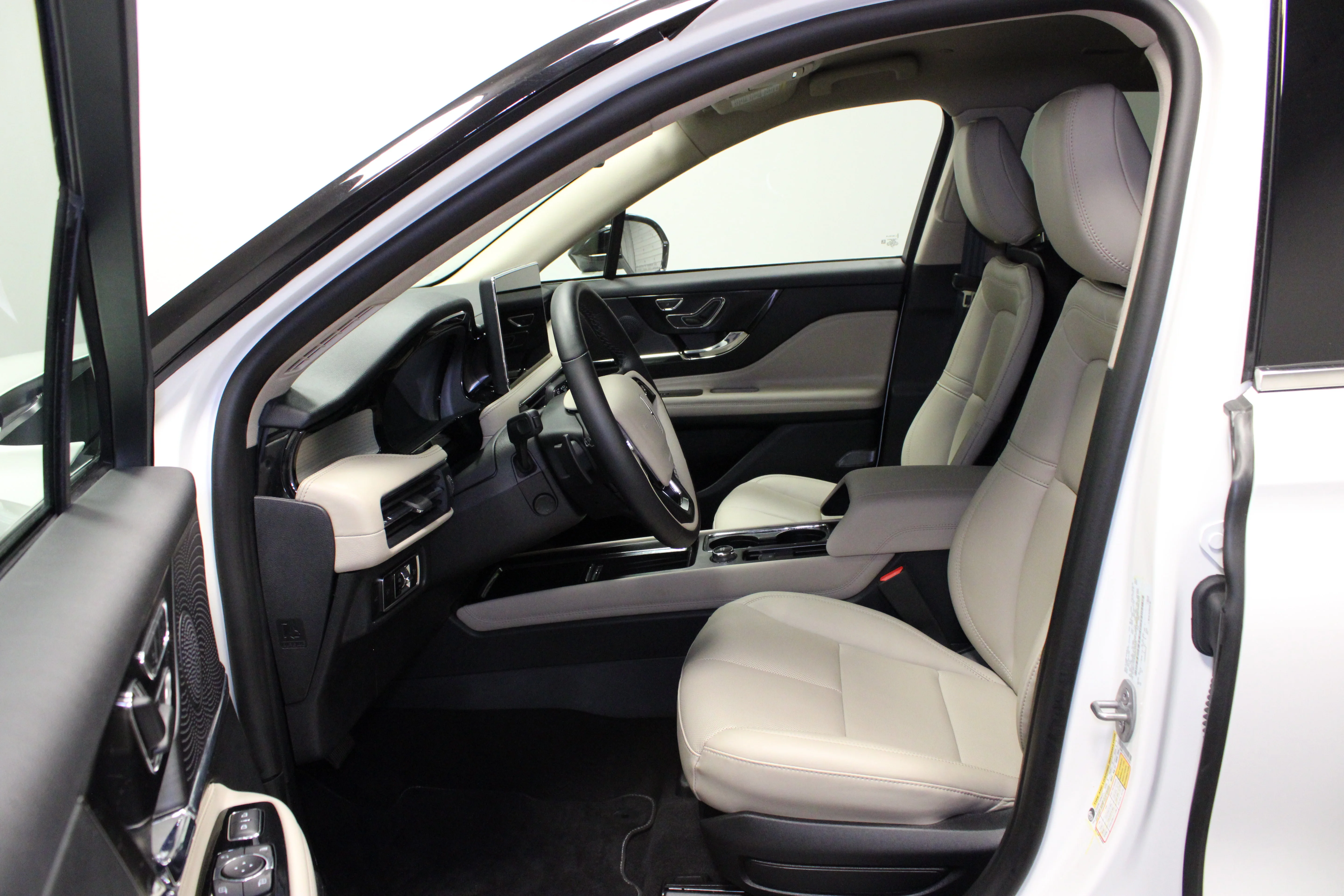 Used 2025 White Metallic Lincoln Premiere image 17