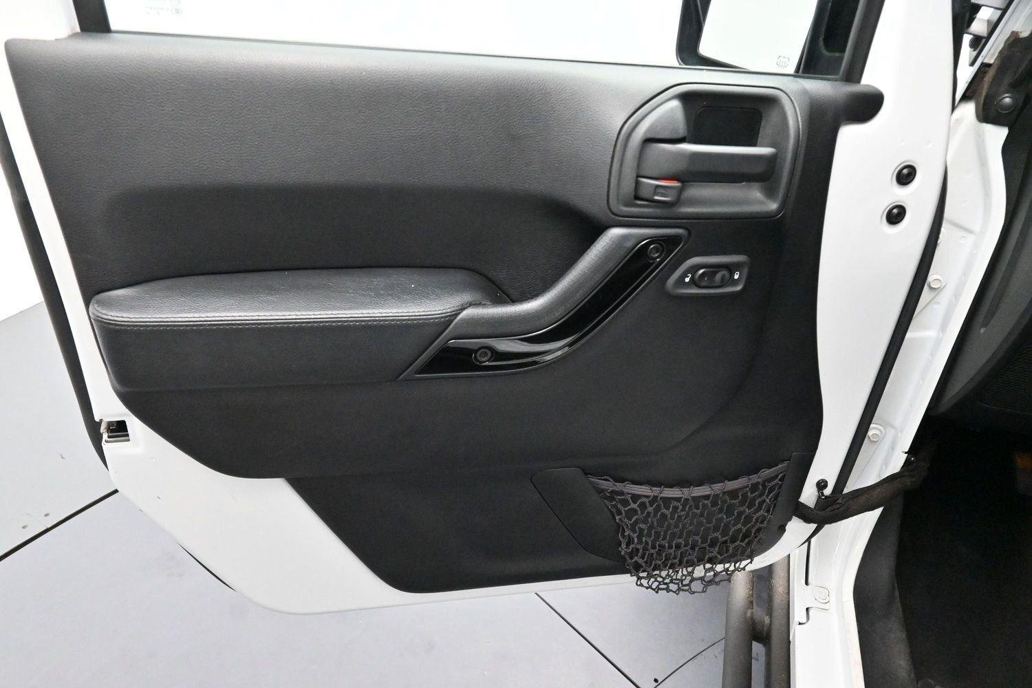 Used 2015 Bright White Clearcoat Jeep Altitude image 10