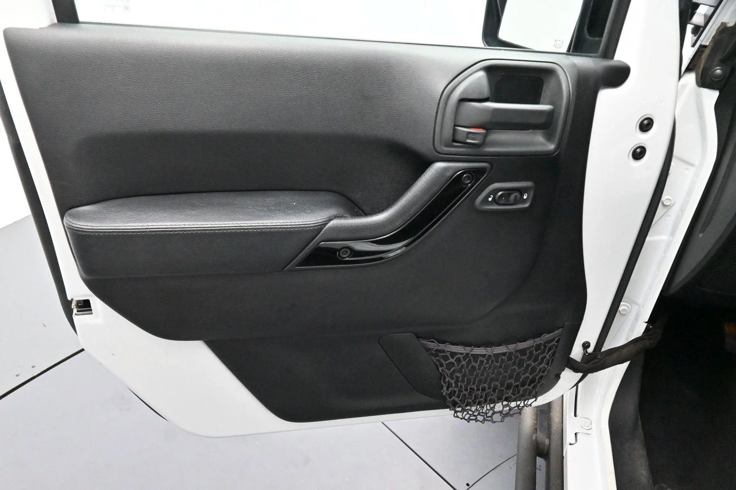 Used 2015 Bright White Clearcoat Jeep Altitude image 10