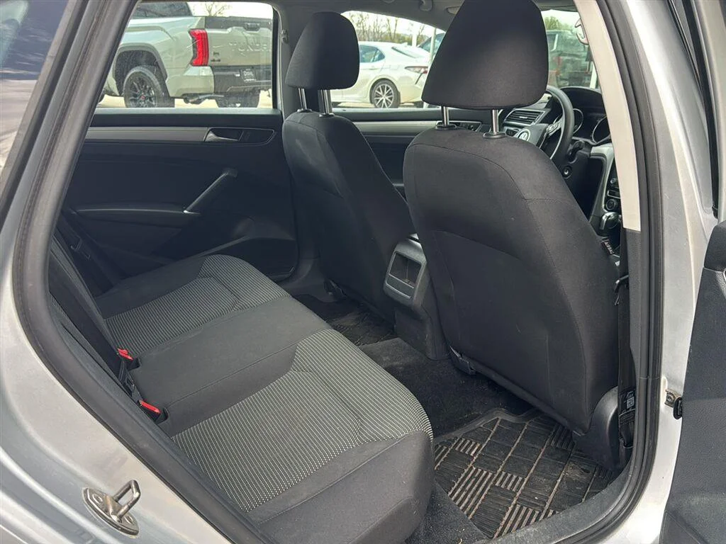 Used 2016  Volkswagen 1.8T S image 15