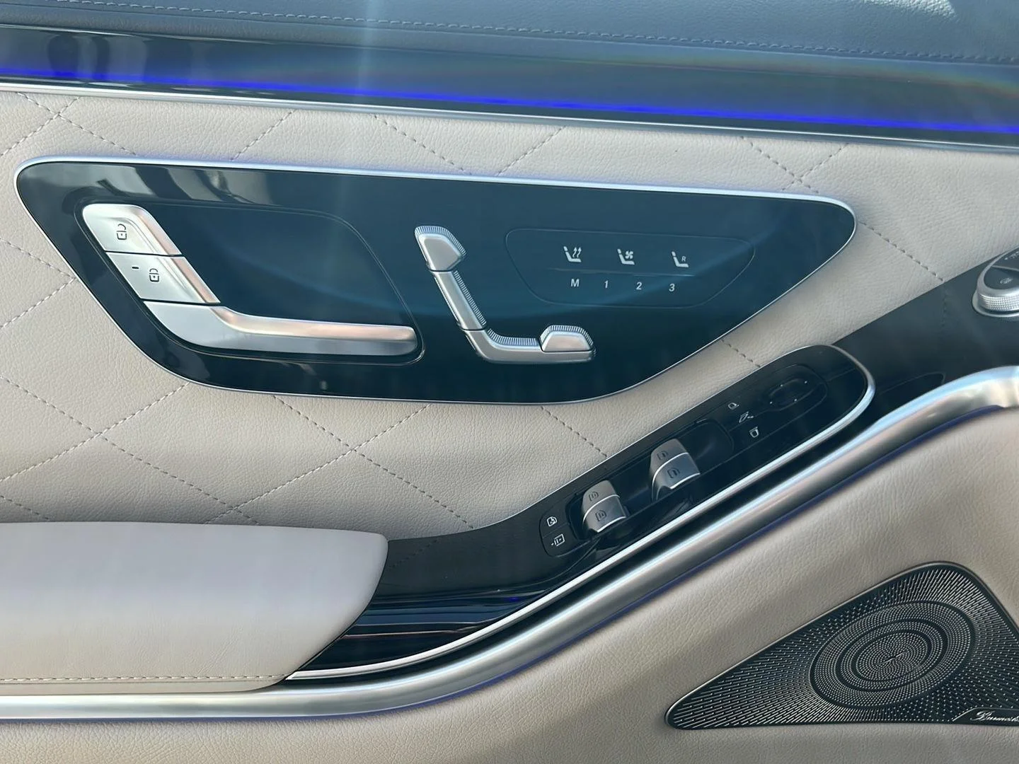 New 2026 MANUFAKTUR Moonlight White Metallic Mercedes-Benz S 580 image 22