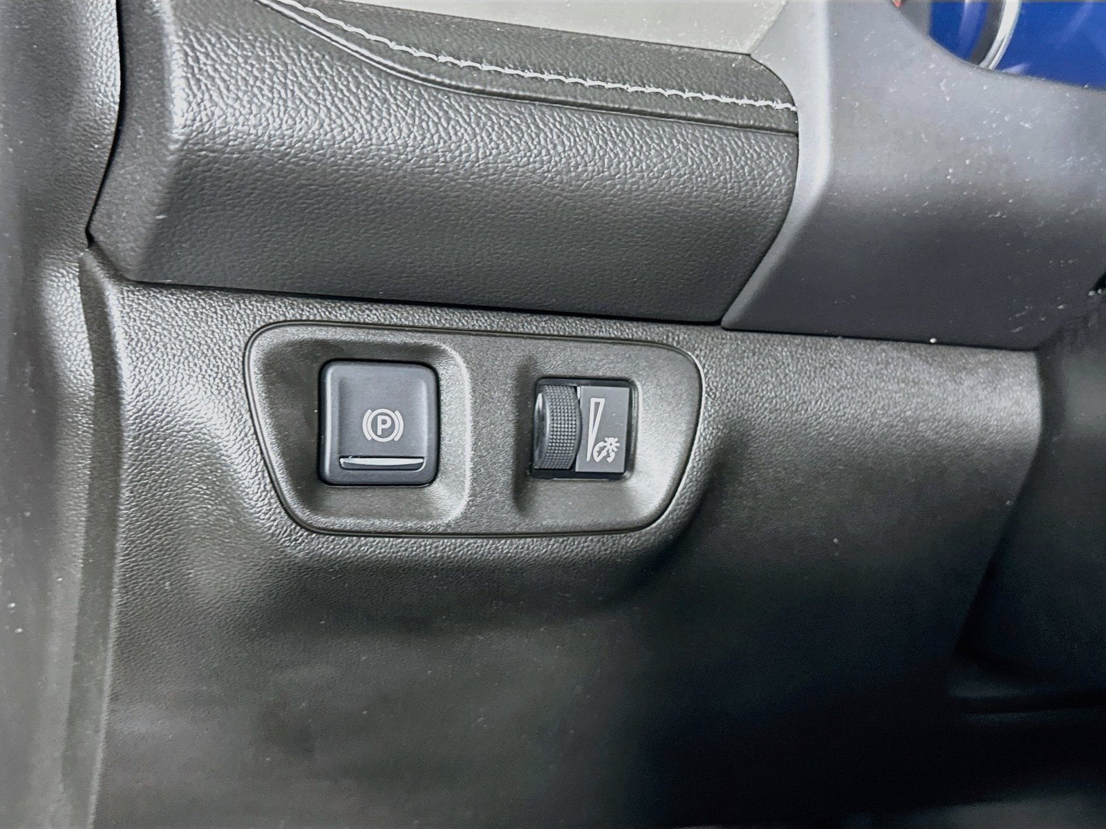 Used 2017 Iridium Metallic GMC Denali image 11