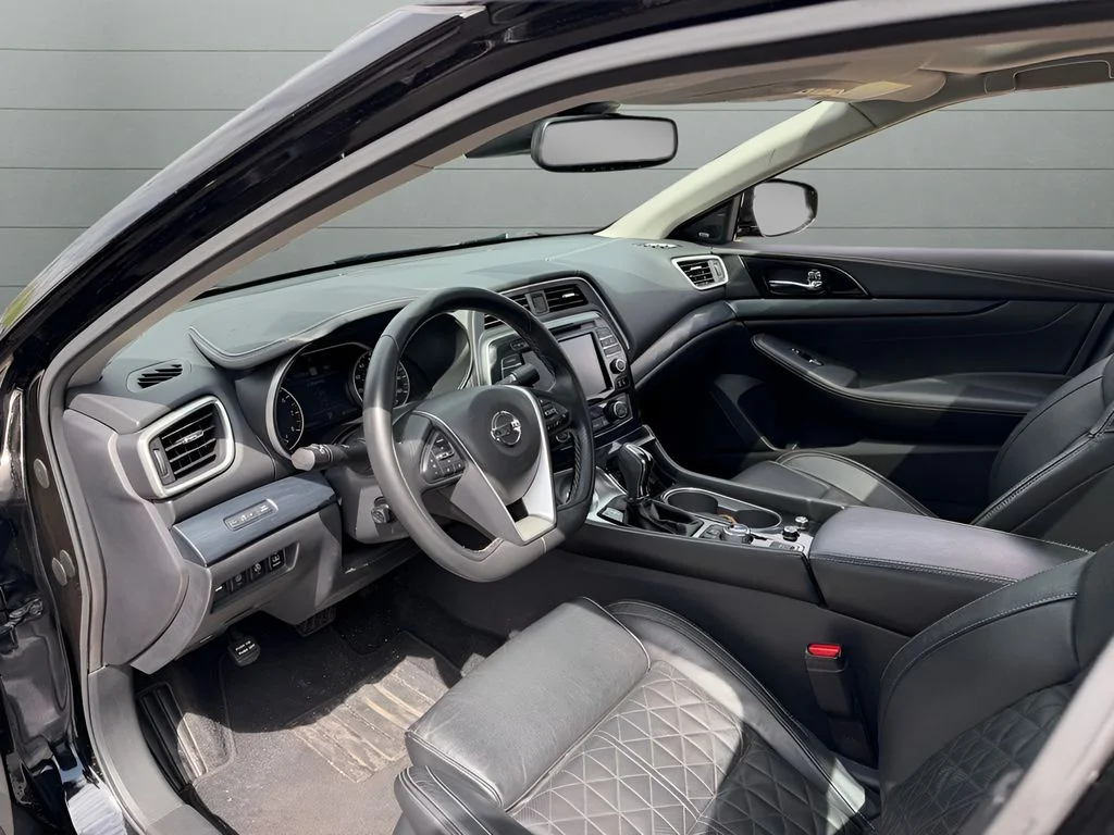 Used 2021 Black Nissan Platinum image 22