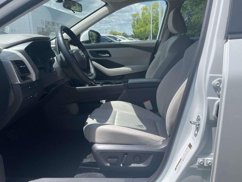 2025 Nissan Rogue SV - Photo 15
