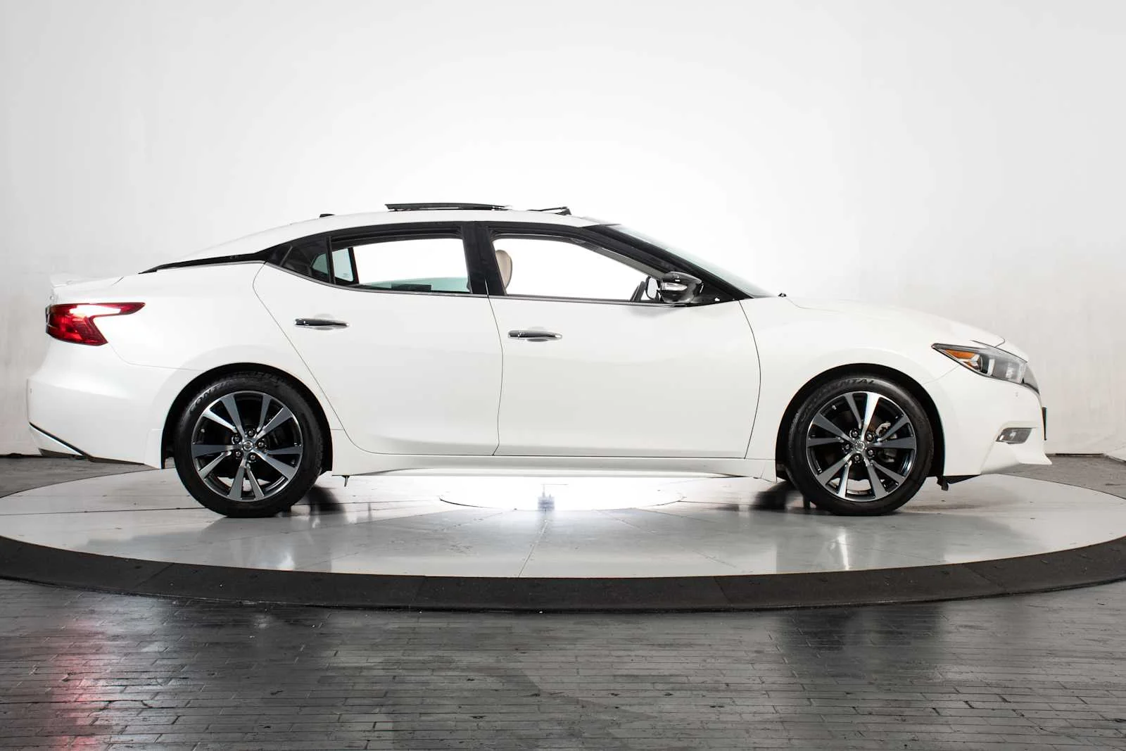 Used 2017 Pearl White Nissan Platinum image 7