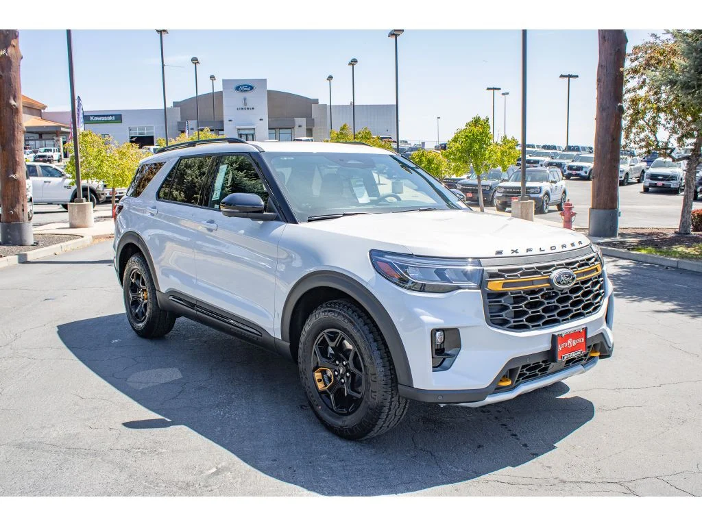 New 2026 SPACE WHITE METALLIC Ford Tremor image 2