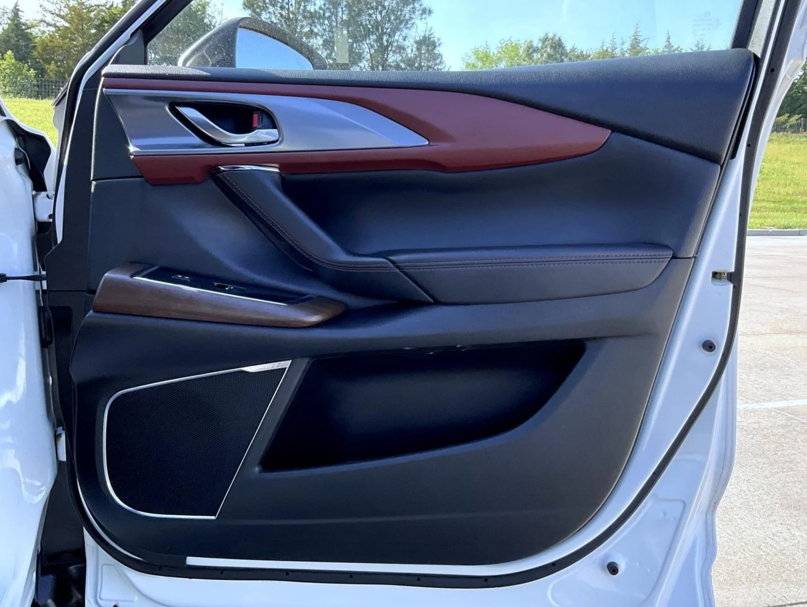 Used 2019 White Mazda Signature image 16
