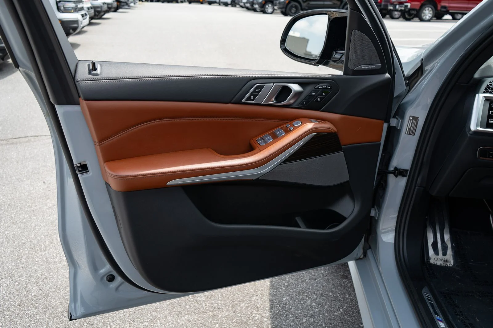 Used 2023 Gray BMW M60i image 31