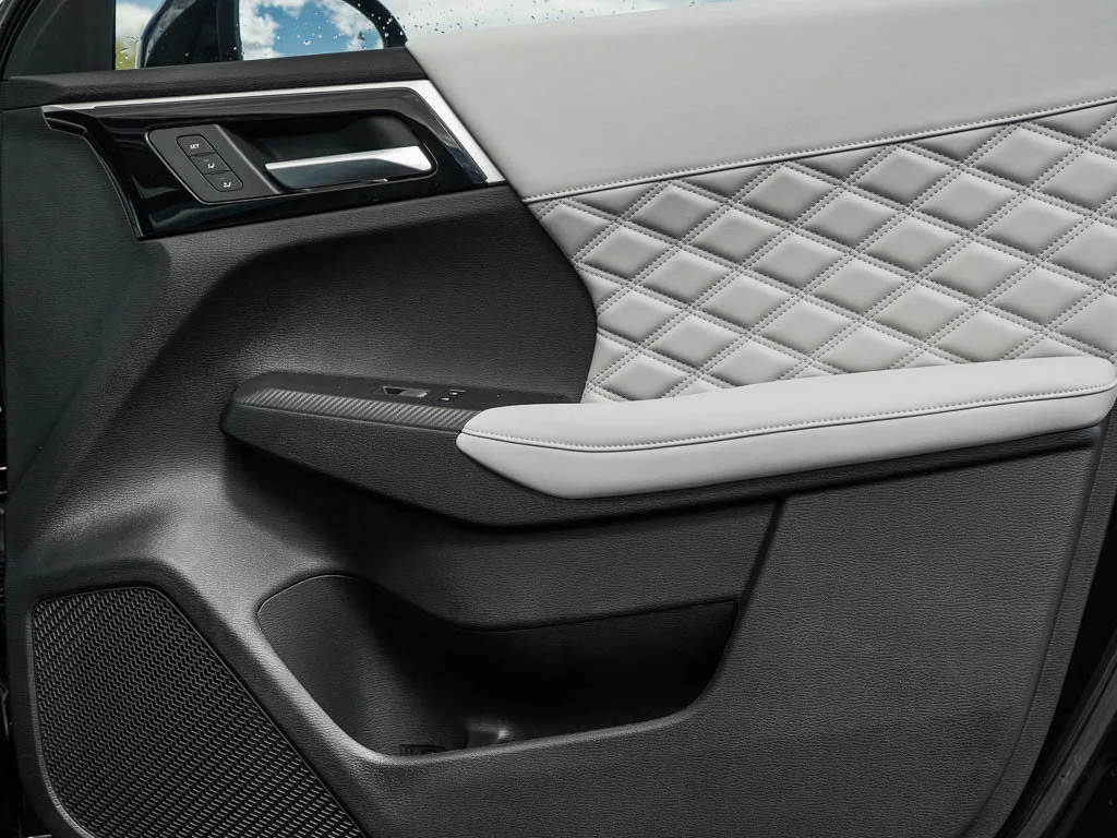 2025 Mitsubishi Outlander Plug-in Hybrid Platinum Edition - Photo 10