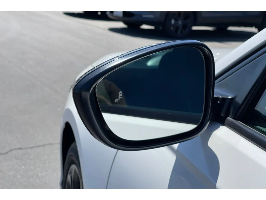 Used 2025 Platinum White Pearl Honda SE image 11