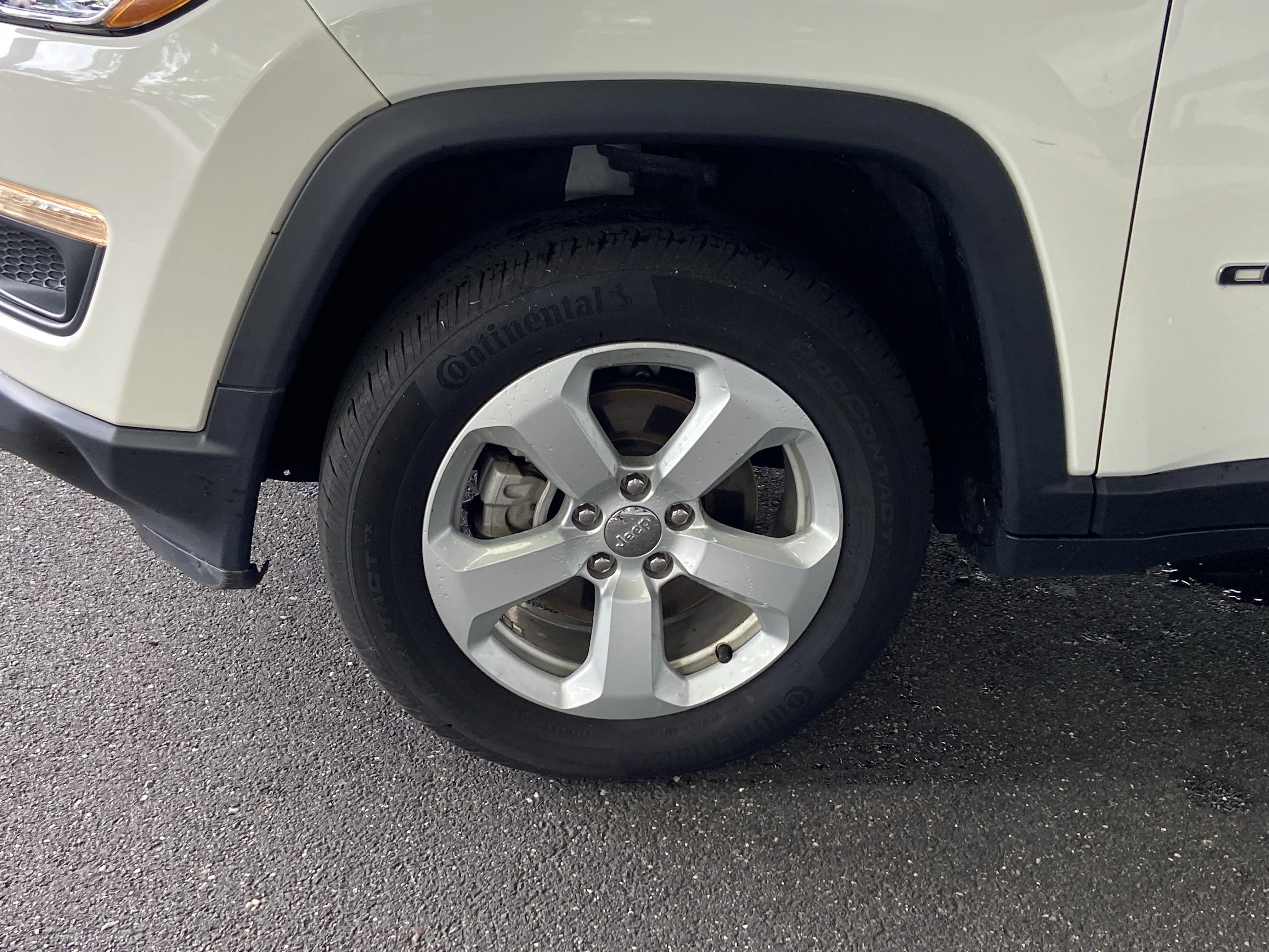 Used 2020 White Clearcoat Jeep Latitude image 11