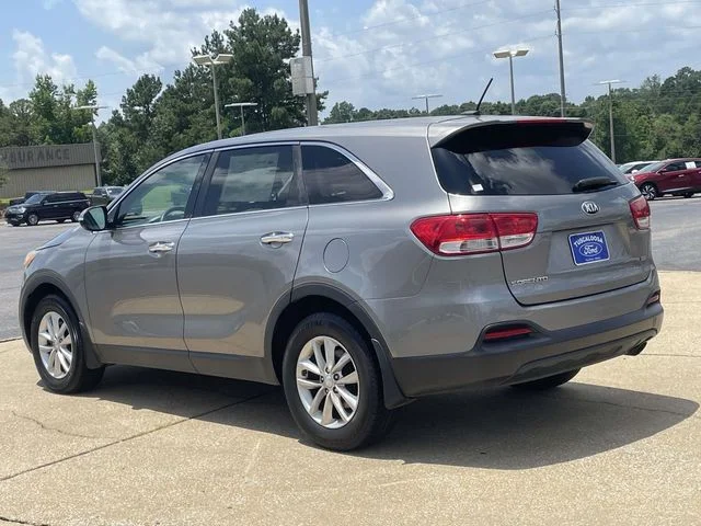 Used 2017 Silver Kia L image 4
