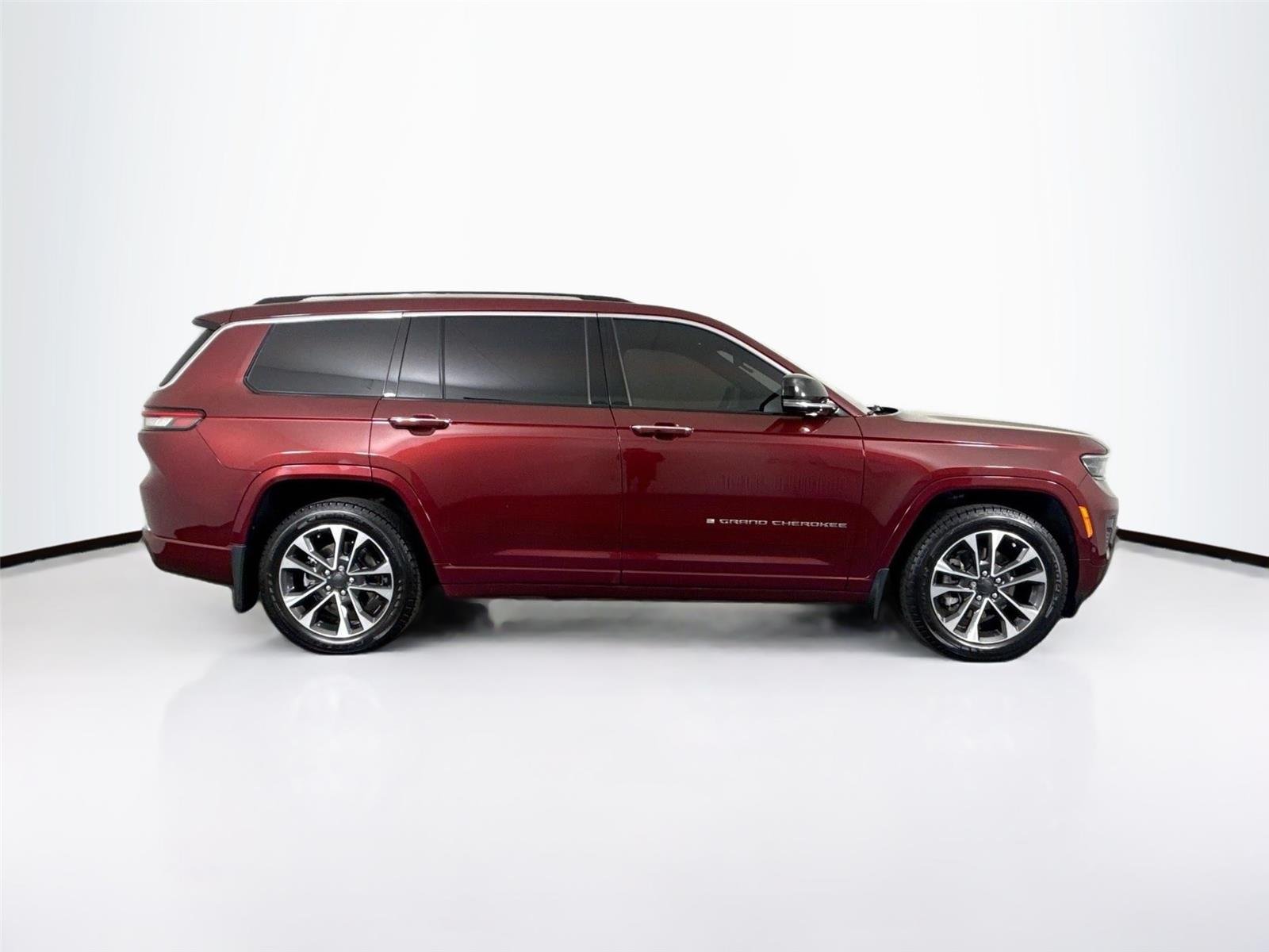 Used 2022 Velvet Red Pearlcoat Jeep Overland image 11